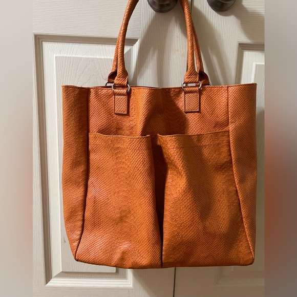Neiman Marcus tote bag with snap closure and two big front pockets - Picture 4 of 8